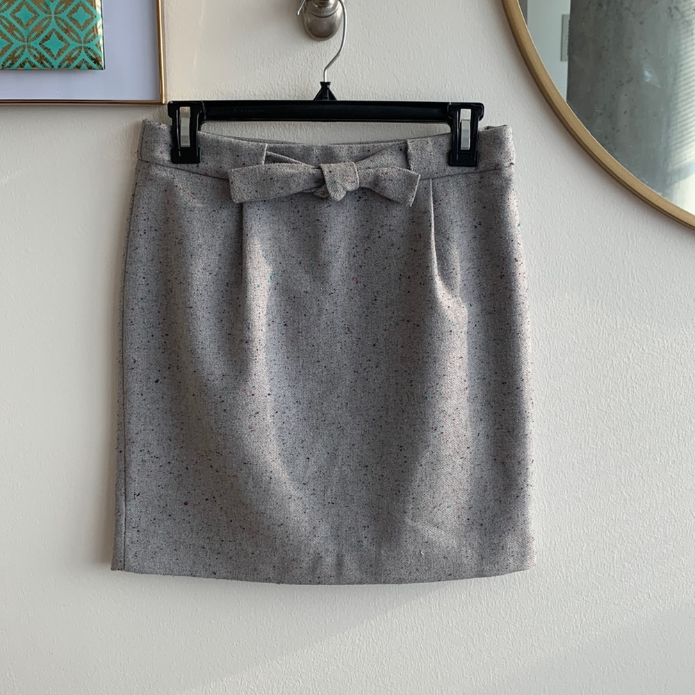 Pencil skirt with a cool confetti detail & bow